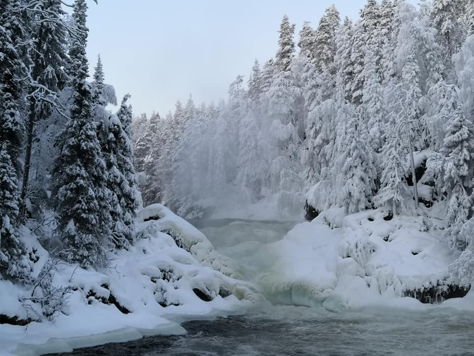 fiume inverno-min