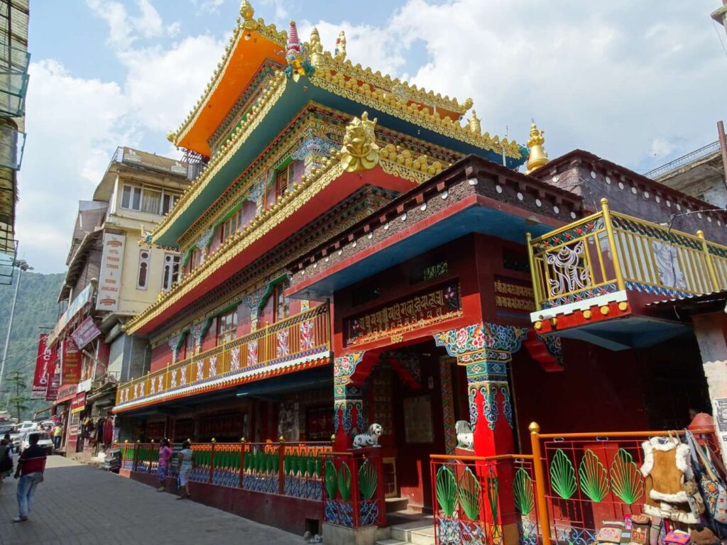 21 Main_Street_Temple_-_McLeod_Ganj_-_Himachal_Pradesh_-_India_(26207379983) (Grandi)